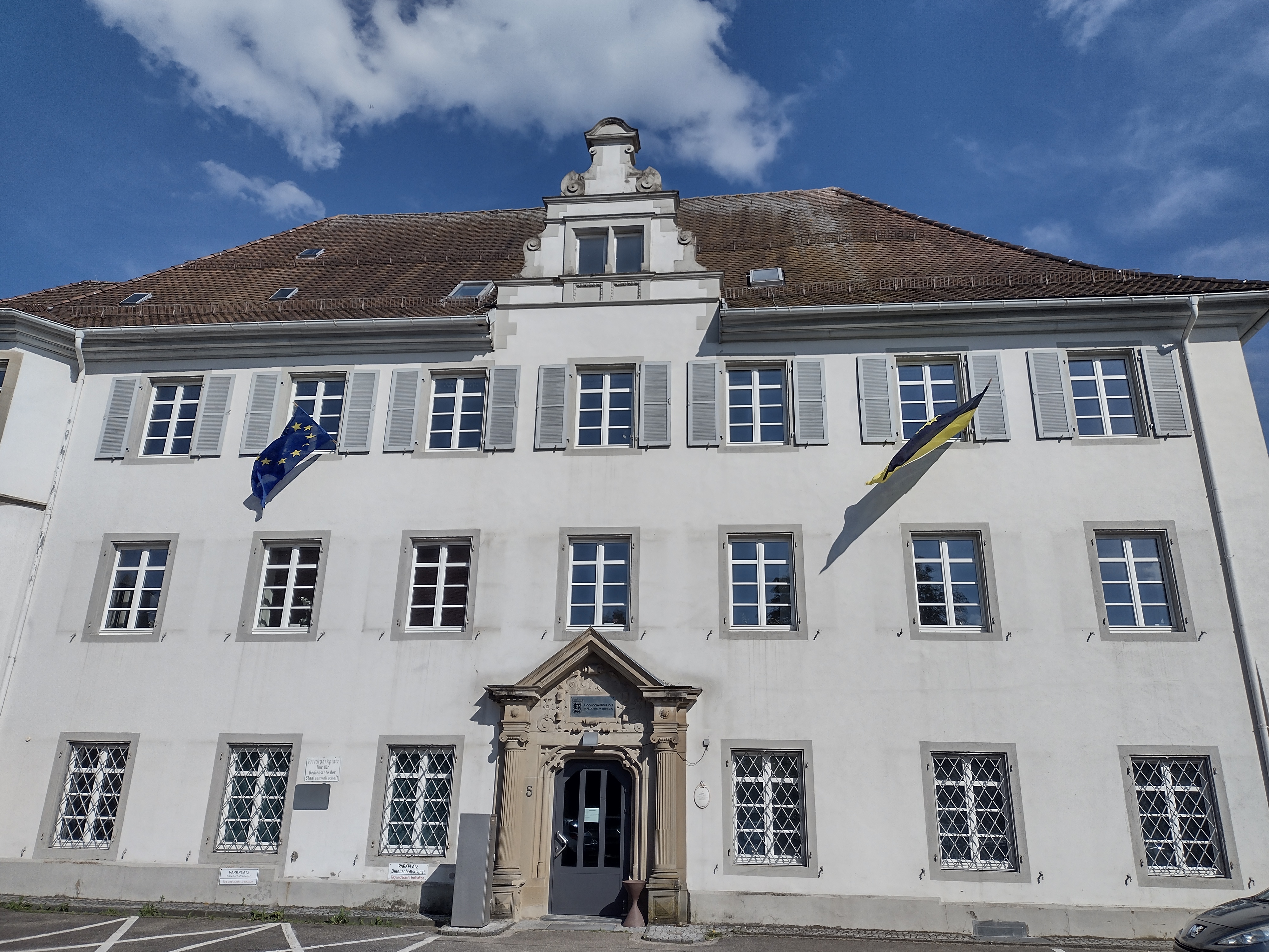 Bild: Gebäude der StA Waldshut-Tiengen - Frontalansicht