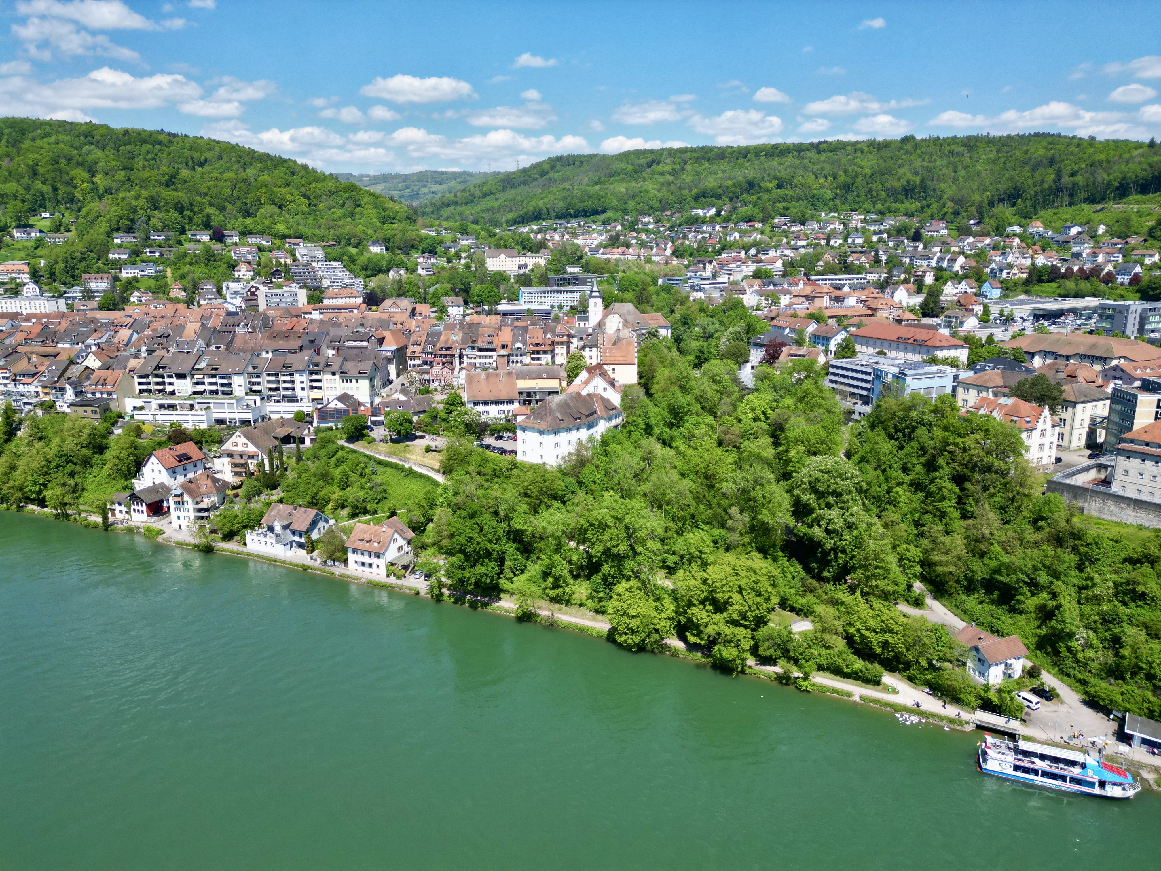 Luftbild mit Rheinblick