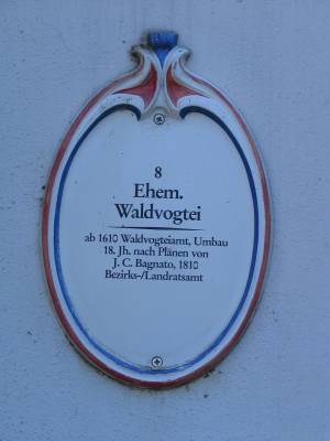 Schild "ehemalige Waldvogtei" mit Abriss der Geschichte des Gebäudes